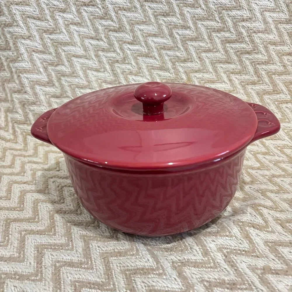 Chantal 1.75 Quart Red Apple Casserole Dish With Lid